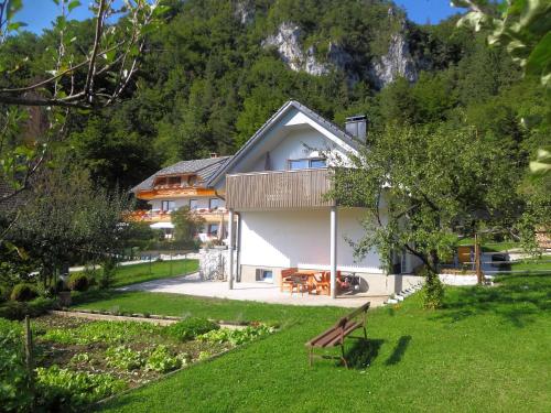 ein Haus mit einem Balkon an der Seite in der Unterkunft Fine Stay Apartments in Žirovnica