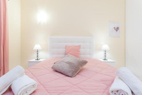 1 dormitorio rosa con 1 cama rosada grande y 2 lámparas en Beach View Apartment Litoralmar, en Portimão