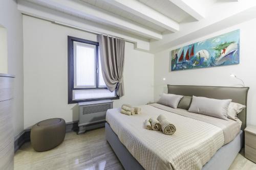 ヴェネツィアにあるLuxury Apartment Veniceのベッドルーム1室(大型ベッド1台、靴2本付)
