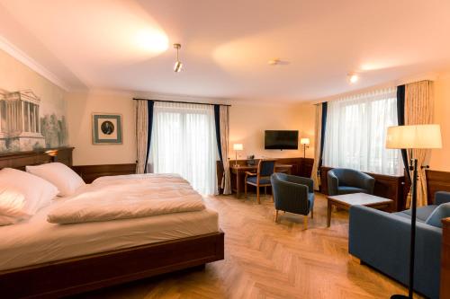 Postel nebo postele na pokoji v ubytování Hotel & Gaststätte zum Erdinger Weißbräu