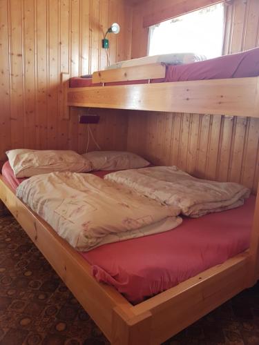 Tempat tidur dalam kamar di Fjellbu Two-bedroom Cottage