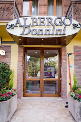 a entrance to a entrance to a beer domination at Hotel Donnini in Assisi