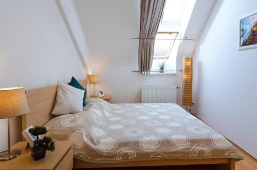 Postel nebo postele na pokoji v ubytování Modern Apartments Opatovická