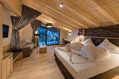 sypialnia z dużym łóżkiem w pokoju w obiekcie Das Naturjuwel w mieście Fiss