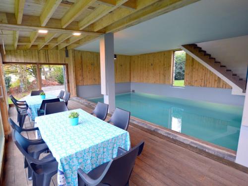 uma piscina numa casa com mesa e cadeiras em Charming farmhouse in Waimes with pool em Waimes