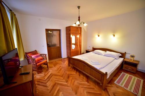 1 dormitorio con 1 cama y 1 silla en Thalia Apartment, en Sibiu