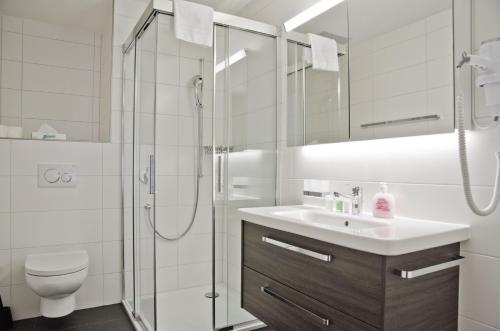 A bathroom at Apartment Alpeglöggli - GriwaRent AG