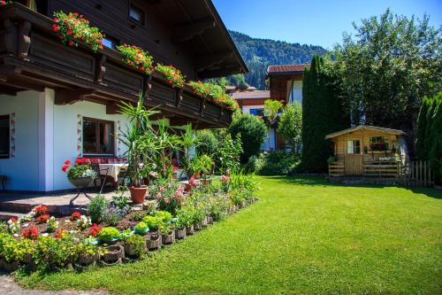 a garden with a bunch of flowers in a yard at Haus Jochblick Familie Loinger in Itter
