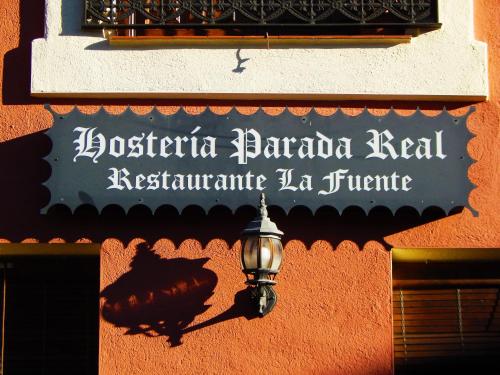 un panneau sur le côté d'un bâtiment avec un feu de rue dans l'établissement Casa Rural Parada Real, à Garganta la Olla