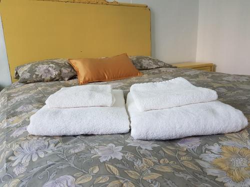 アルメリアにあるCasita de la Almedina de Almeriaのベッドの上に座るタオル3枚