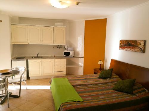 Kuchyň nebo kuchyňský kout v ubytování Porto Mos Residence