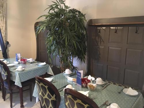 een eetkamer met een tafel en stoelen en een deur bij Abbey Lodge B&B in Galway