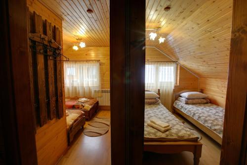 En eller flere senge i et værelse på Greku Hotel