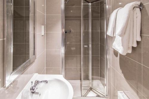 Ένα μπάνιο στο Kensington Gardens Hotel