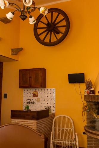a kitchen with a wooden wagon wheel on the wall at Montanari Agrivillage in Narni