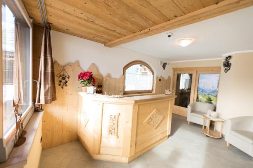 ein Wohnzimmer mit Holzdecke in der Unterkunft Hotel Champagne in Livigno