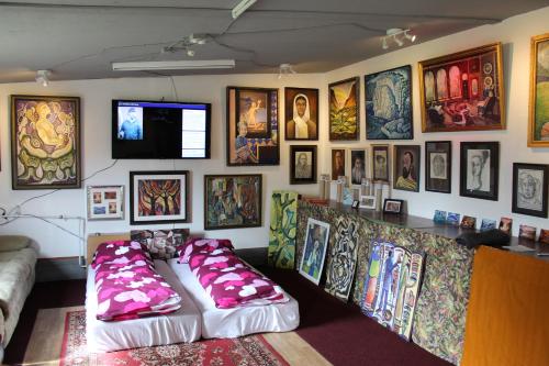 Pokój z kanapą i wieloma zdjęciami na ścianie w obiekcie Brimarsbrú sleep inn-art Gallery w mieście Njarðvík