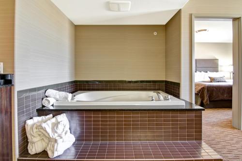 Canalta Hotel Assiniboiaにあるベッド