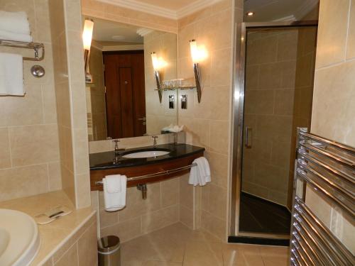 Ett badrum på Morley Hayes Hotel