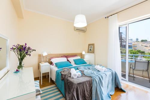 罗希姆诺Elytis Panoramic View的一间带床和阳台的卧室