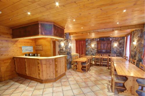 a kitchen and dining room in a log cabin at Le Chalet Joly in Brides-les-Bains