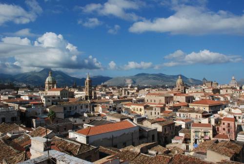 Pemandangan umum bagi Palermo atau pemandangan bandar yang diambil dari hotel