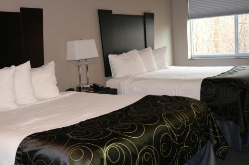 Katil atau katil-katil dalam bilik di Okoboji Inn & Suites