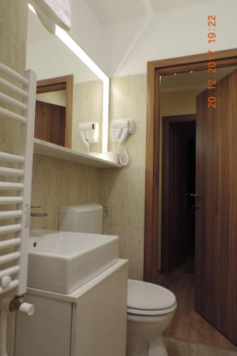 een badkamer met een witte wastafel en een toilet bij The Best Location Accommodation in Boekarest