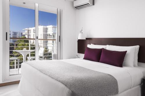 Katil atau katil-katil dalam bilik di Real Colonia Hotel & Suites