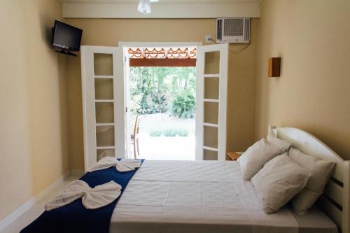 Una cama o camas en una habitación de Arco Iris Chalés I