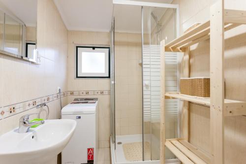 Ein Badezimmer in der Unterkunft FLH Bairro Alto Stylish Apartment