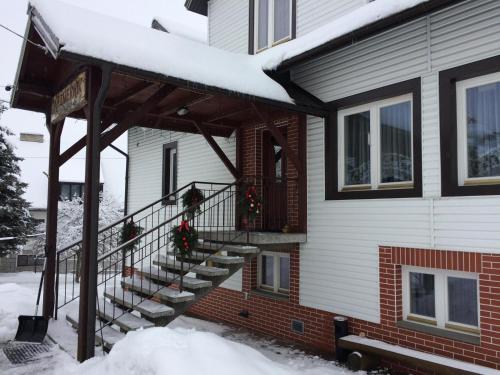 a house with christmas wreaths on the stairs at Willa Hamernik AGROTURYSTYKA in Tylicz