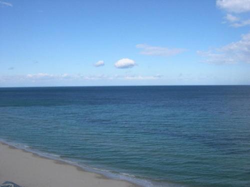 a view of a beach with the ocean and the sky at Residence Boujaafar in Sousse