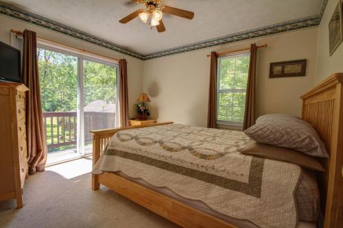 - une chambre avec un lit et un ventilateur de plafond dans l'établissement Bear Valley, à Goods Mill