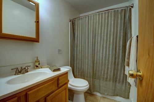 La salle de bains est pourvue d'un lavabo, de toilettes et d'une douche. dans l'établissement Bear Valley, à Goods Mill
