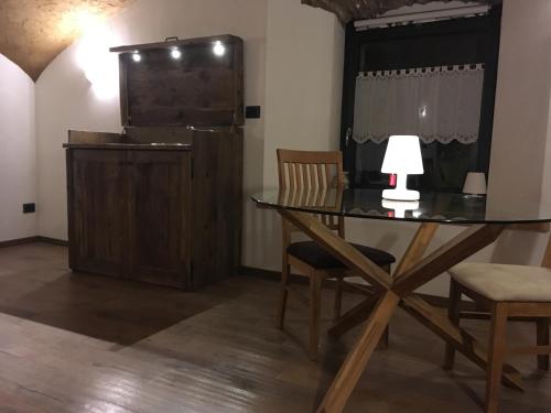 ein Esszimmer mit einem Glastisch und Stühlen in der Unterkunft Lo Bòi Avise in Avise