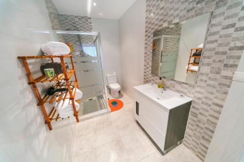 Kylpyhuone majoituspaikassa Homely Apartments Club Nautico