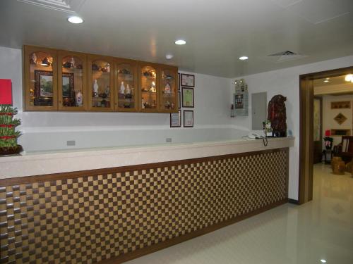 eine Bar in einem Restaurant mit einer Theke in der Unterkunft Be Yun Tien Resort in Beigan