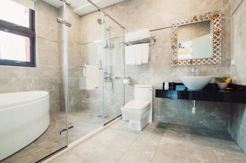 Un baño con inodoro, lavabo y ducha. en Zai Yan Yan 259 B&B, en Jian