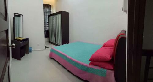 Ένα ή περισσότερα κρεβάτια σε δωμάτιο στο Amanda Homestay Dungun 1