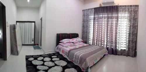 Ένα ή περισσότερα κρεβάτια σε δωμάτιο στο Amanda Homestay Dungun 1