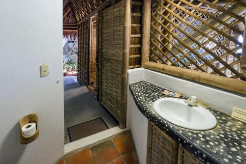Koupelna v ubytování Kookoo's nest eco-lodge