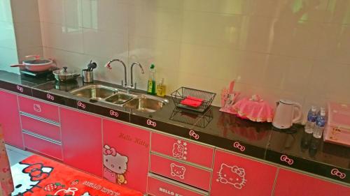 Η κουζίνα ή μικρή κουζίνα στο Hello Kitty Signature Suite