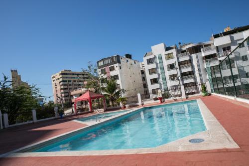 una gran piscina frente a algunos edificios en Apartamento Moderno con Piscina Rodadero, en Santa Marta