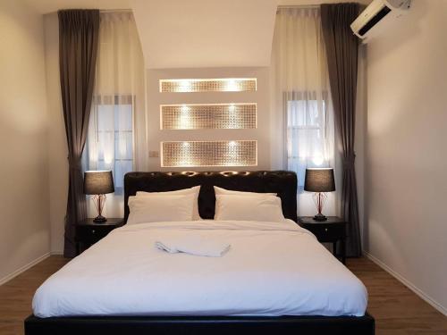 Katil atau katil-katil dalam bilik di J Pool Villa Huahin