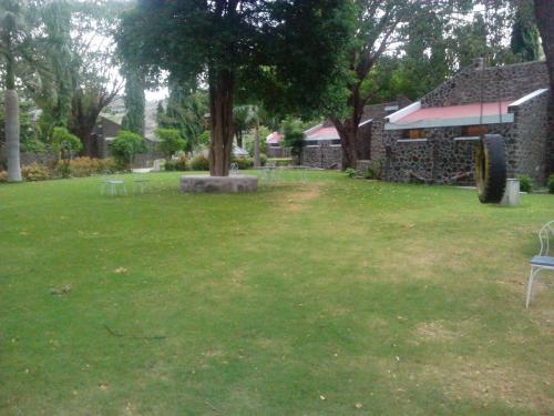 Jardín al aire libre en Hotel Kailas