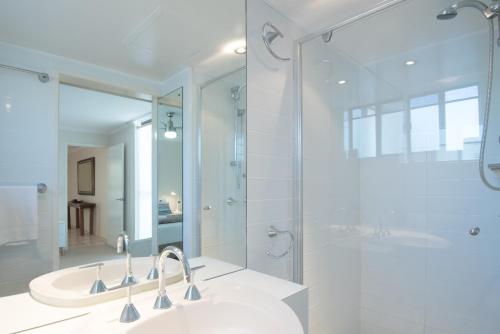 Ένα μπάνιο στο Munna Beach Apartments