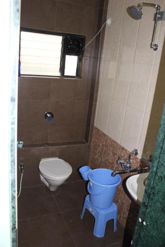 a bathroom with a toilet and a sink at Om Bungalow -Happy Stay At Panchgani in Panchgani