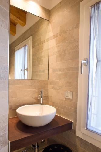 a bathroom with a white sink and a mirror at Magrine Castelfranco Veneto in Castelfranco Veneto