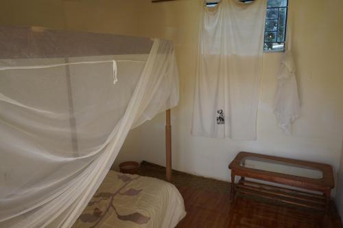 Ліжко або ліжка в номері Masaka Backpackers, Tourists Cottage & Campsite